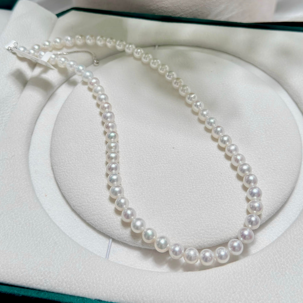 High-lustre freshwater pearl necklace with 7 mm pearls.