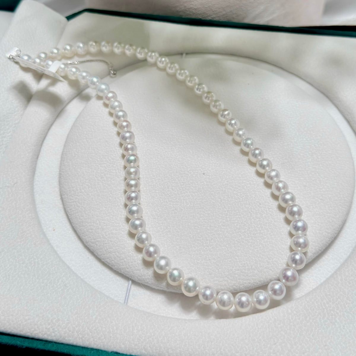 High-lustre freshwater pearl necklace with 7 mm pearls.