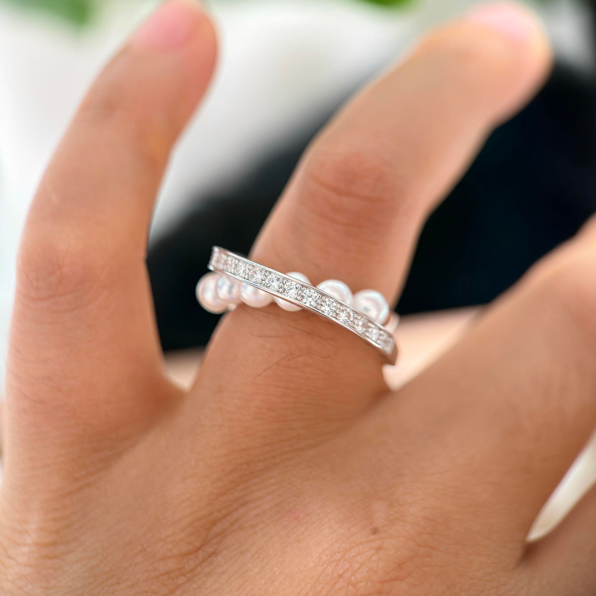 Star-trail inspired pearl jewelry with a contemporary silhouette.