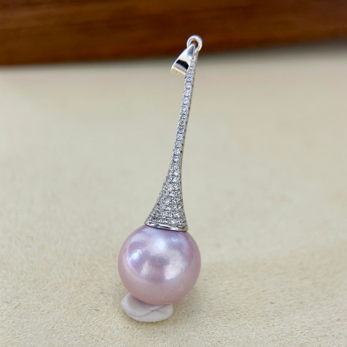 Pagoda Pearl Pendant Necklace – Lavender & Warm Halo