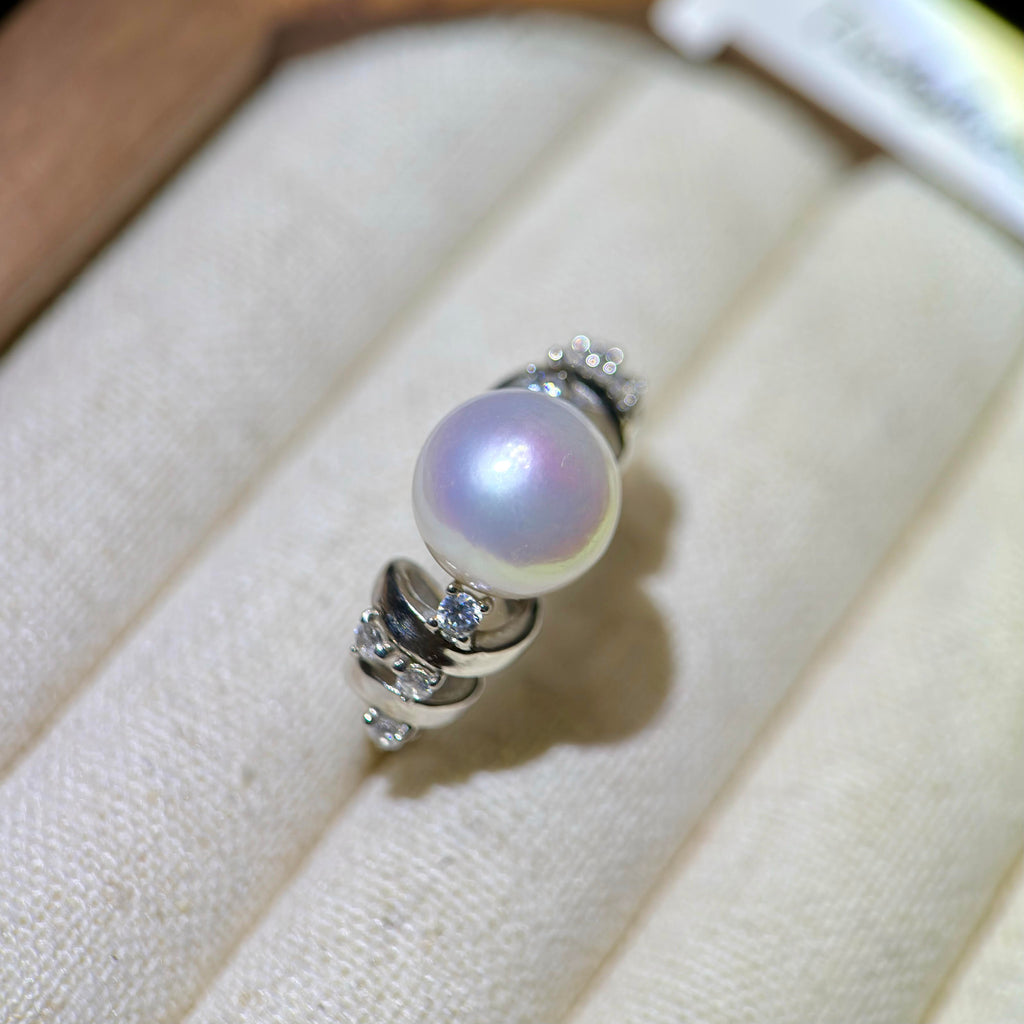 Adjustable silver ring featuring a luminous white freshwater pearl.