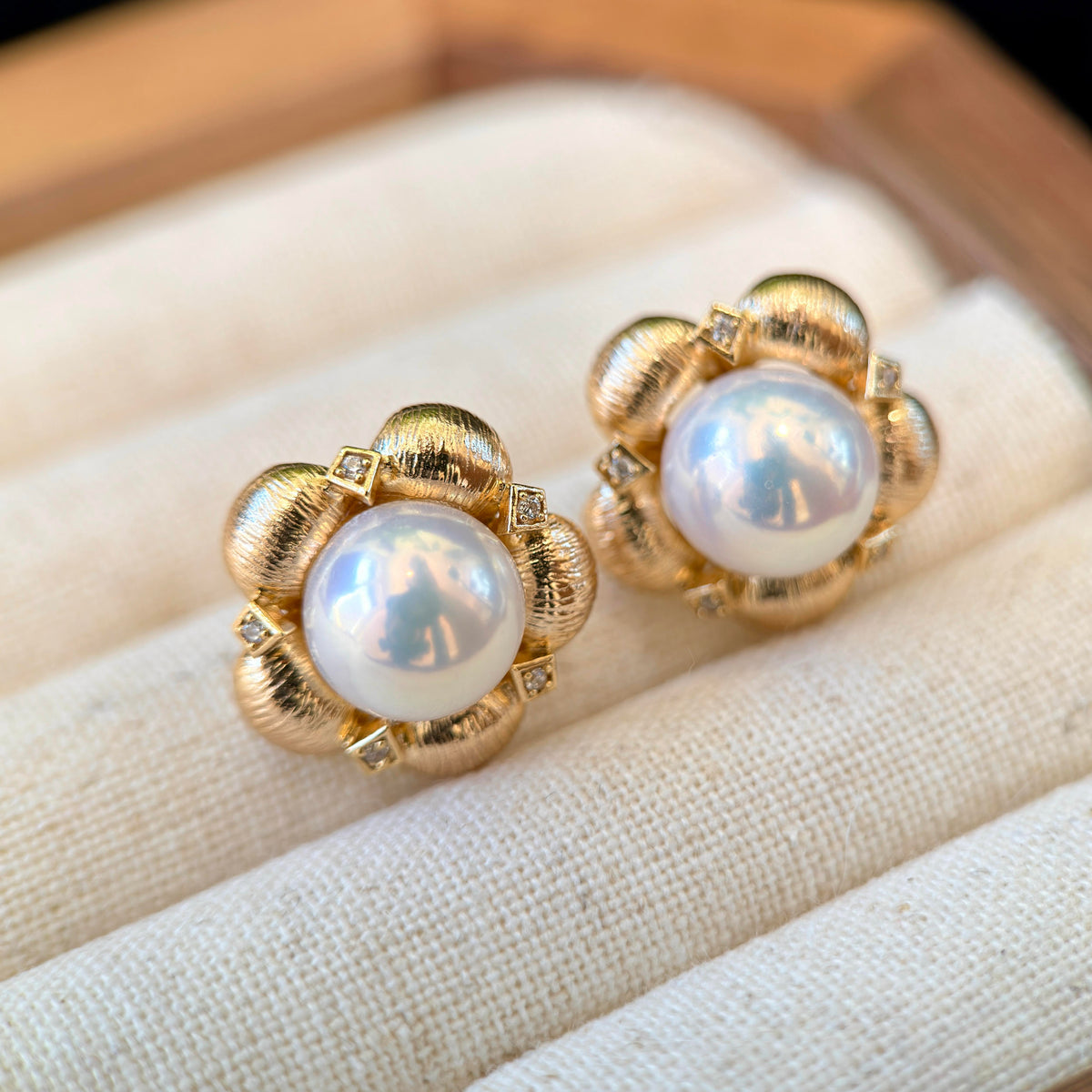 Flawless white freshwater pearl earrings with vintage design.