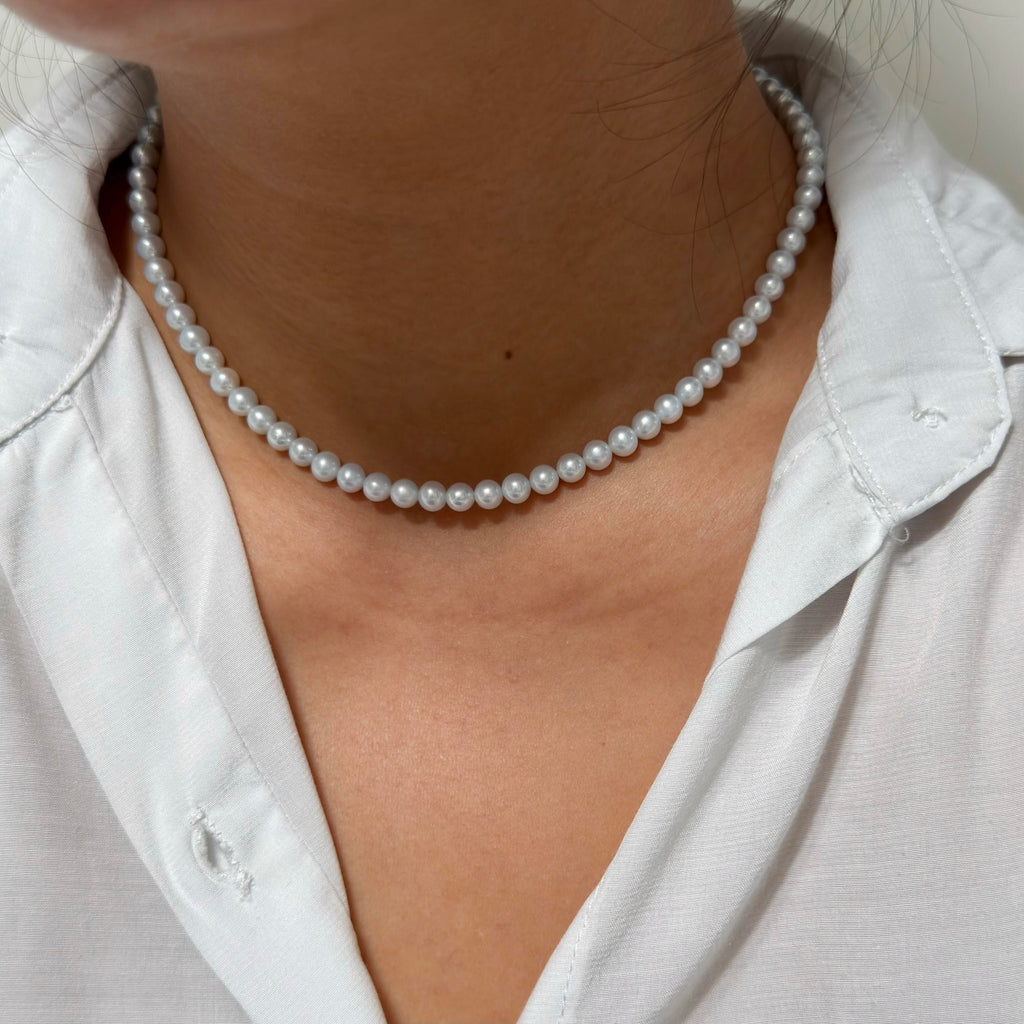 42 cm cool-toned freshwater pearl necklace with delicate round pearls.
