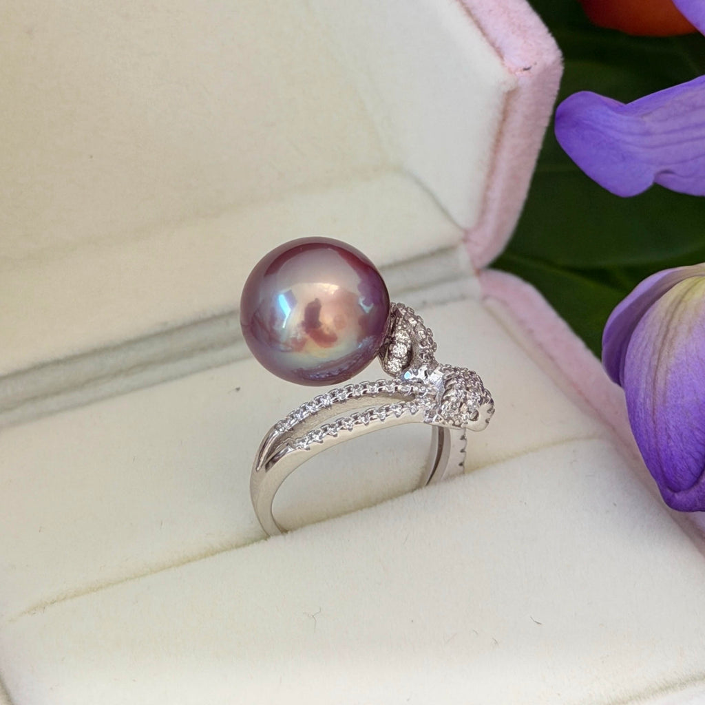 
Mirror-luster freshwater pearl ring in a rich deep purple tone.
