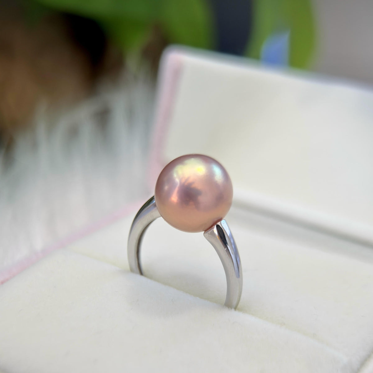 12.4mm Metallic Pink Pearl Ring – Golden Green Halo