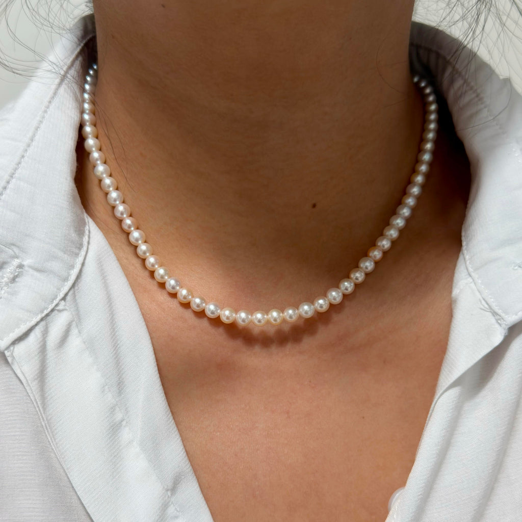 Natural freshwater pearls showing very high lustre and round / very clean surface shape.