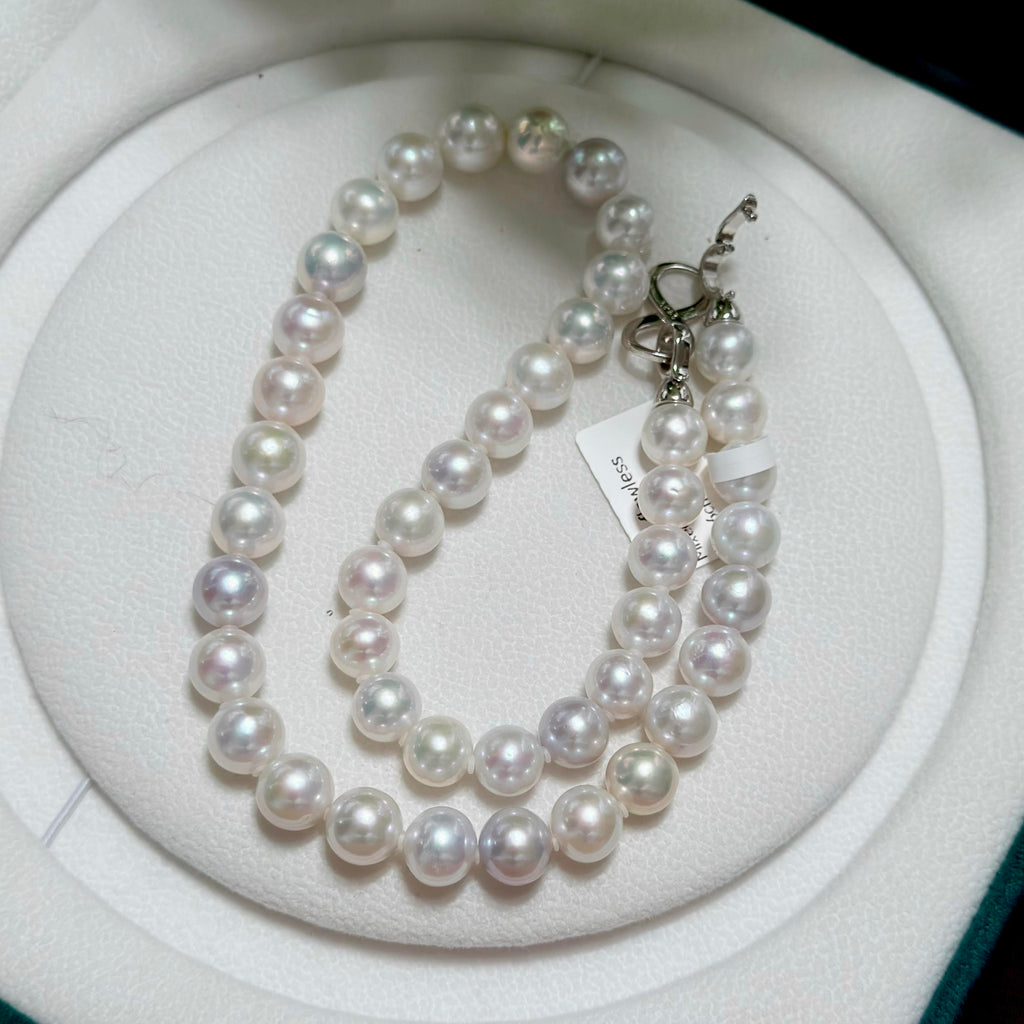 Single-strand pearl necklace with evenly graduated visual rhythm.

