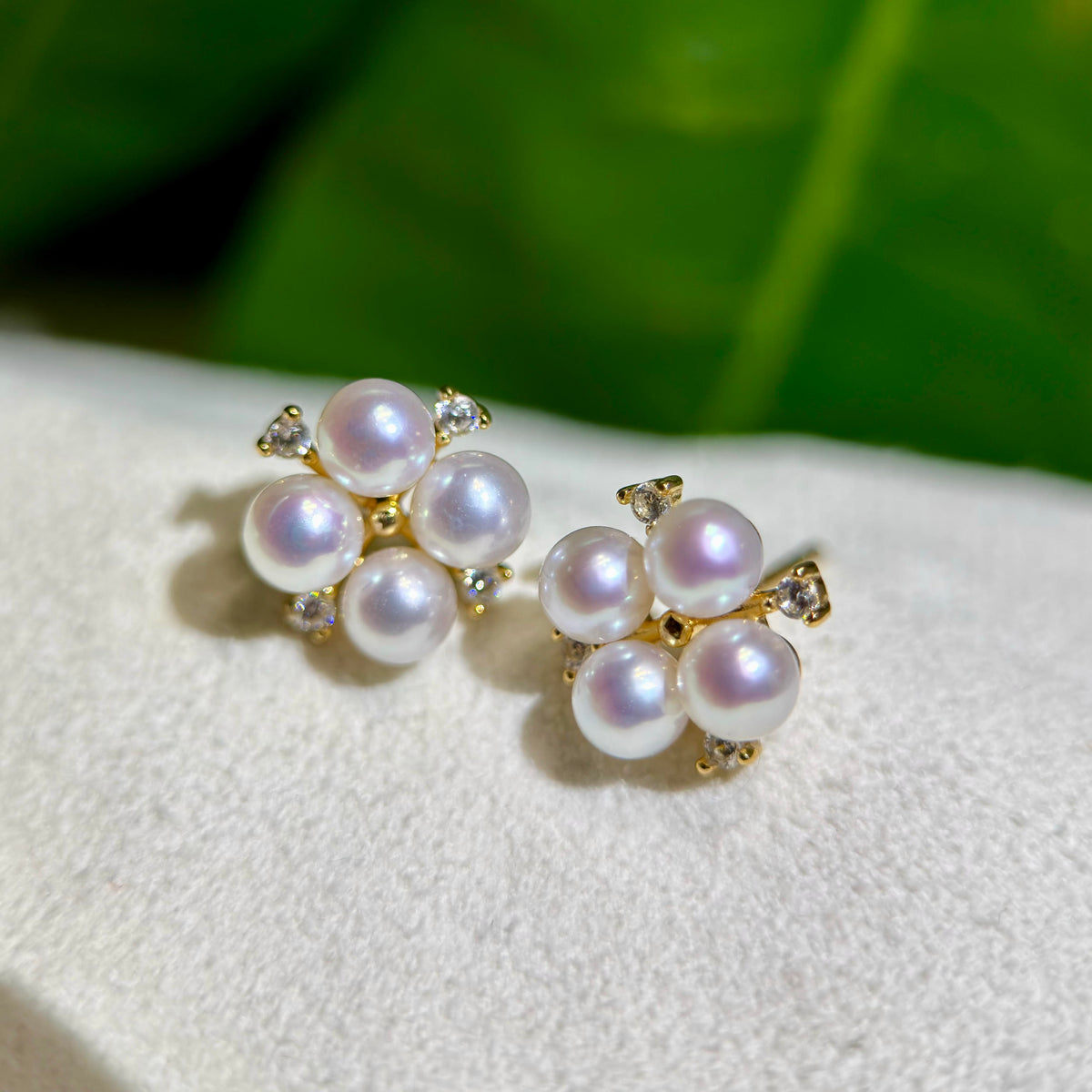 Small pearl cluster earrings with a warm gold-plated finish.
Romantic flower pearl studs styled as elegant everyday jewelry.
