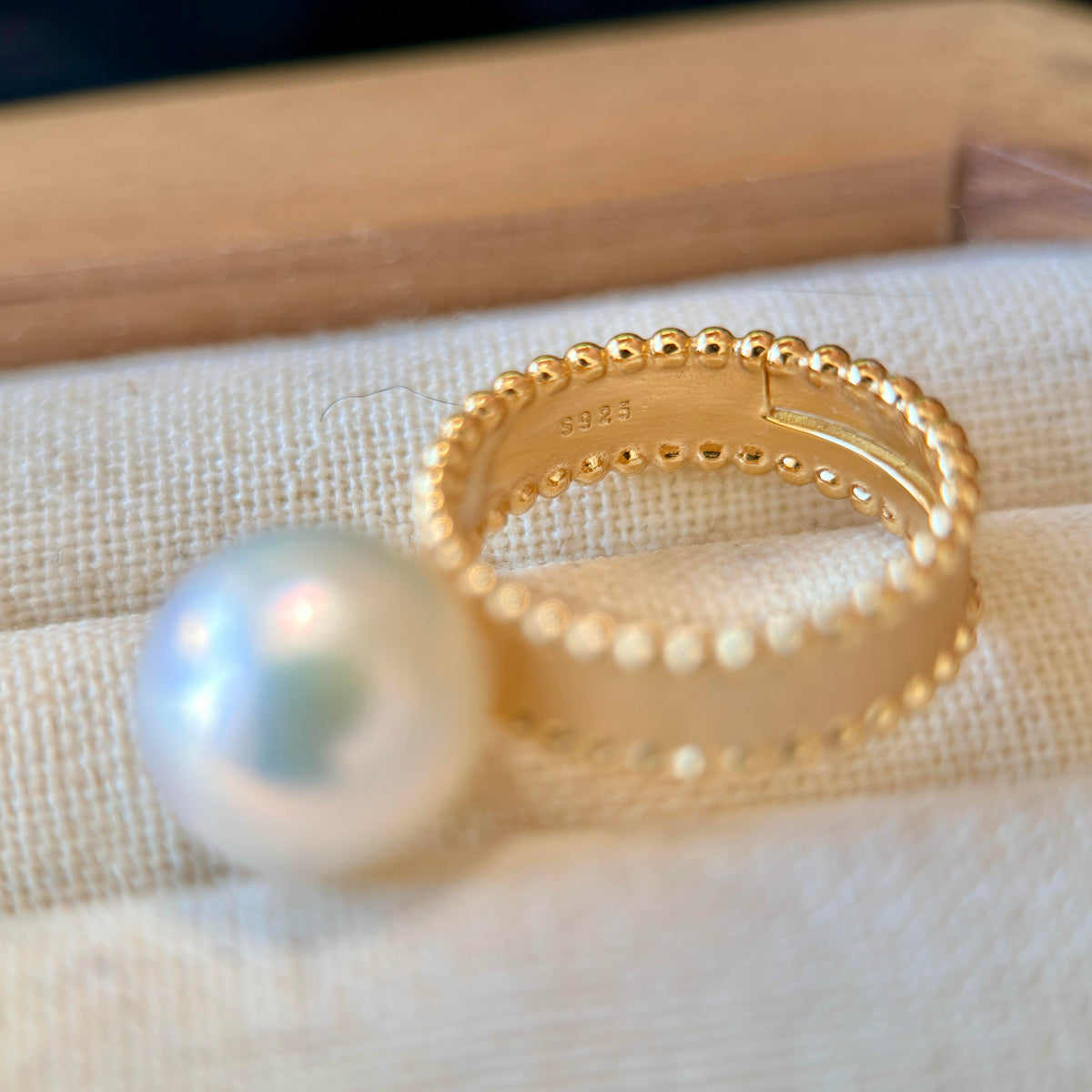 Adjustable silver ring with 18K gold plating and luminous white pearl.