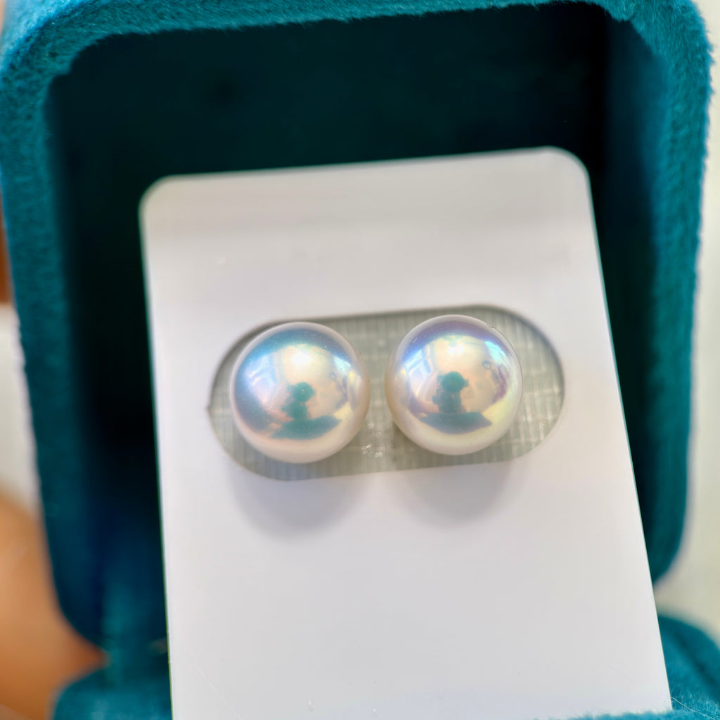 Close-up of 10 mm white pearl stud earrings with luminous natural luster.
White freshwater pearl studs set on 925 sterling silver posts.