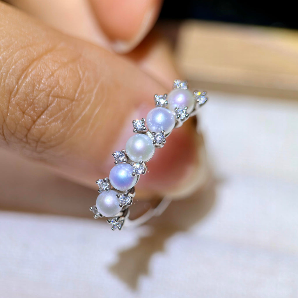 Mirror-lustre pearl crown ring with delicate zirconia details.