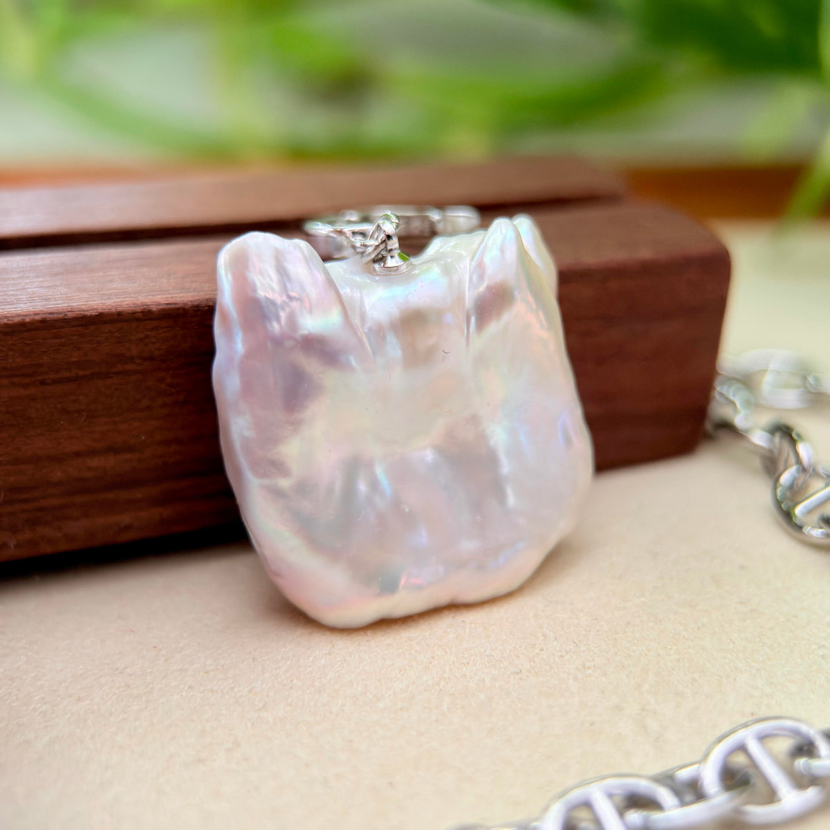White square baroque freshwater pearl pendant on chunky white-gold-plated chain.
