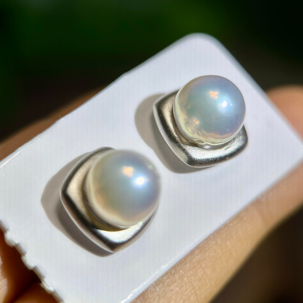 Frosted silver pearl earrings with a refined minimalist design.
