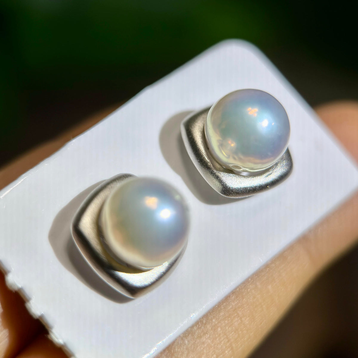 Frosted silver pearl earrings with a refined minimalist design.
