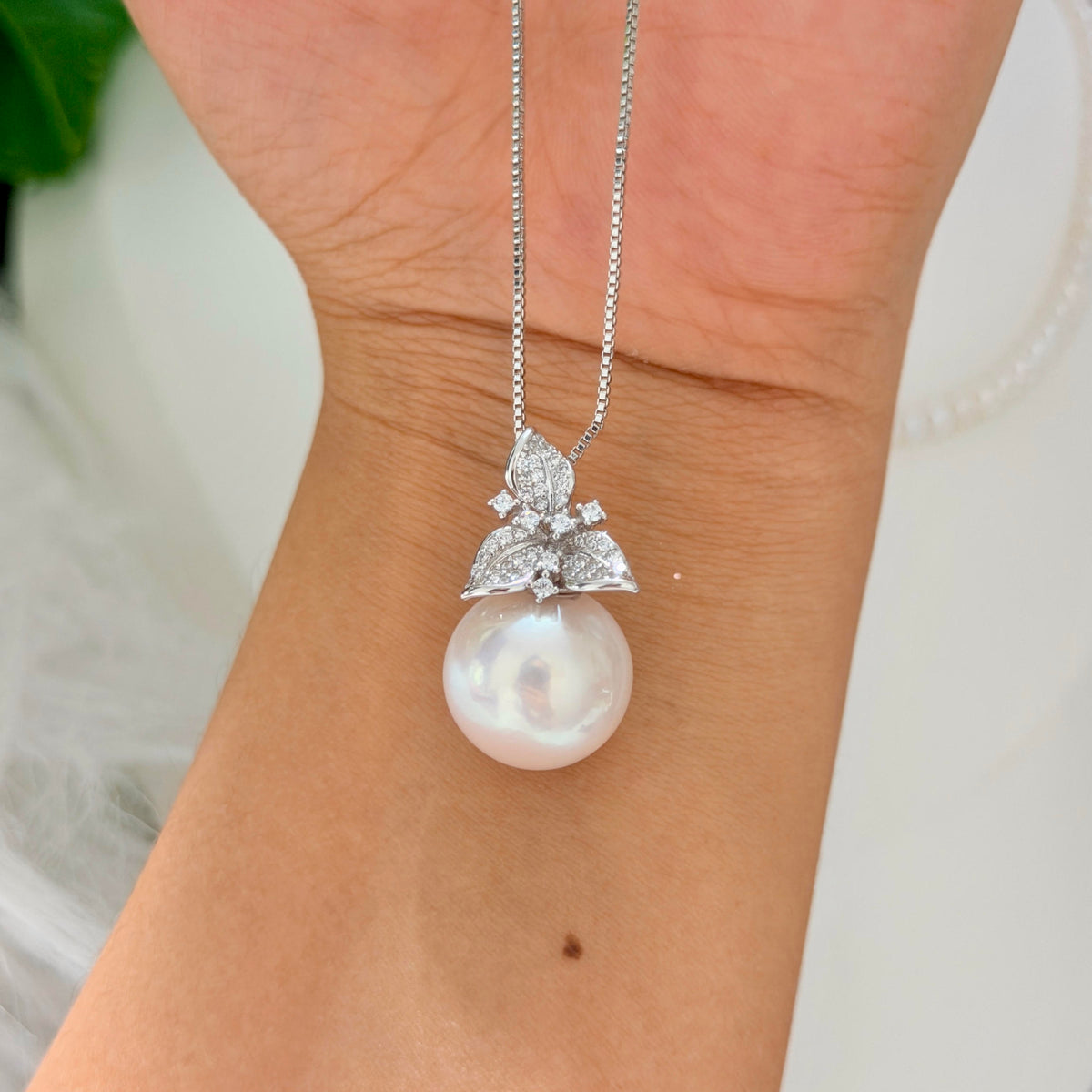 Sparkling floral pearl pendant suitable for an elegant dinner look.