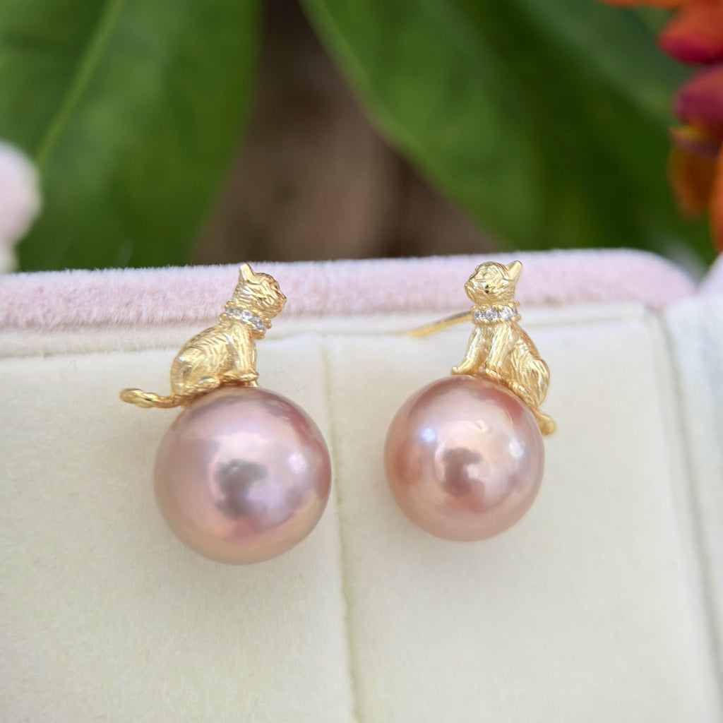 11.6mm Metallic Pink Pearl Cat Earrings – Green Halo Gold-Plated Drop Design
