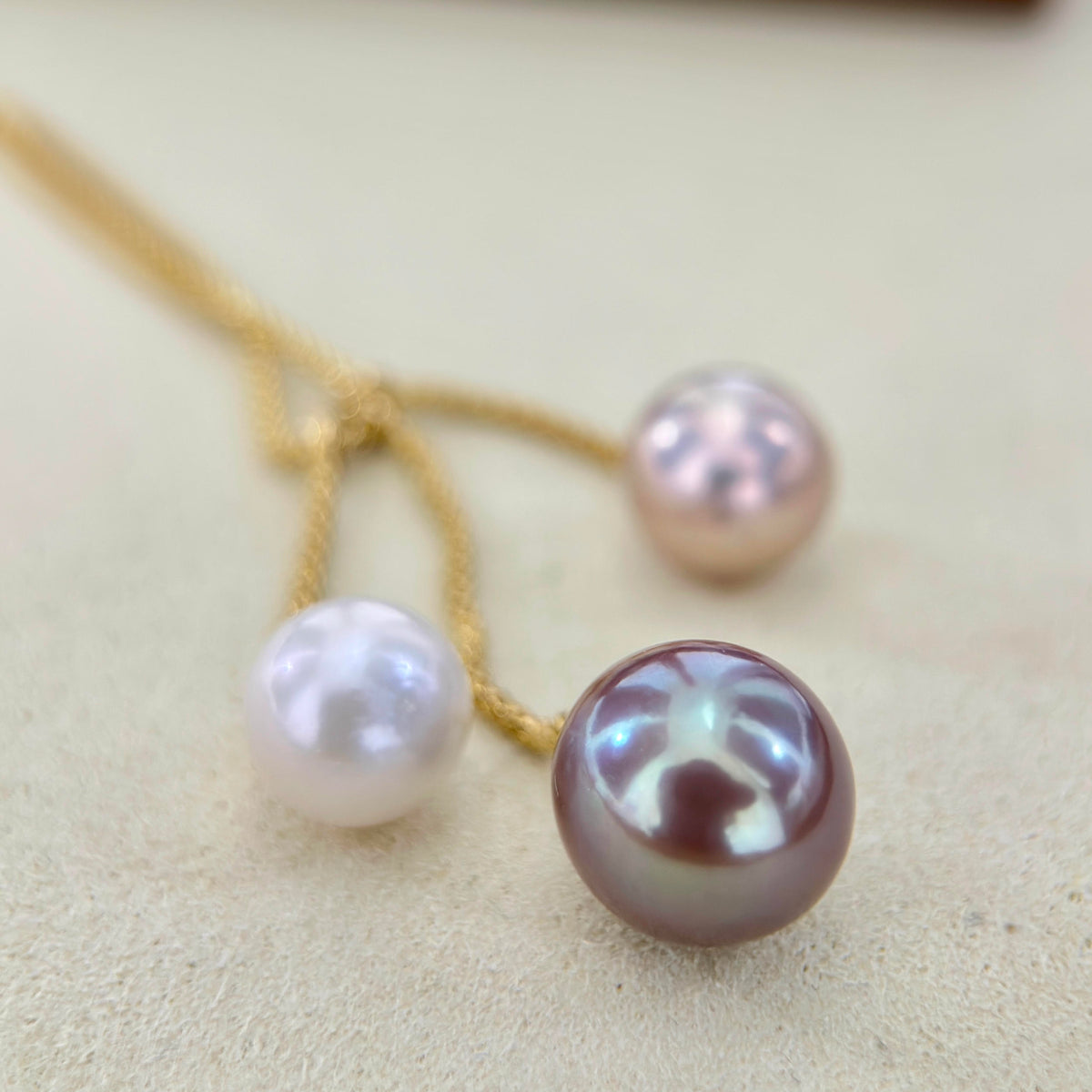 13.3 mm deep purple freshwater pearl with a luminous blue halo.