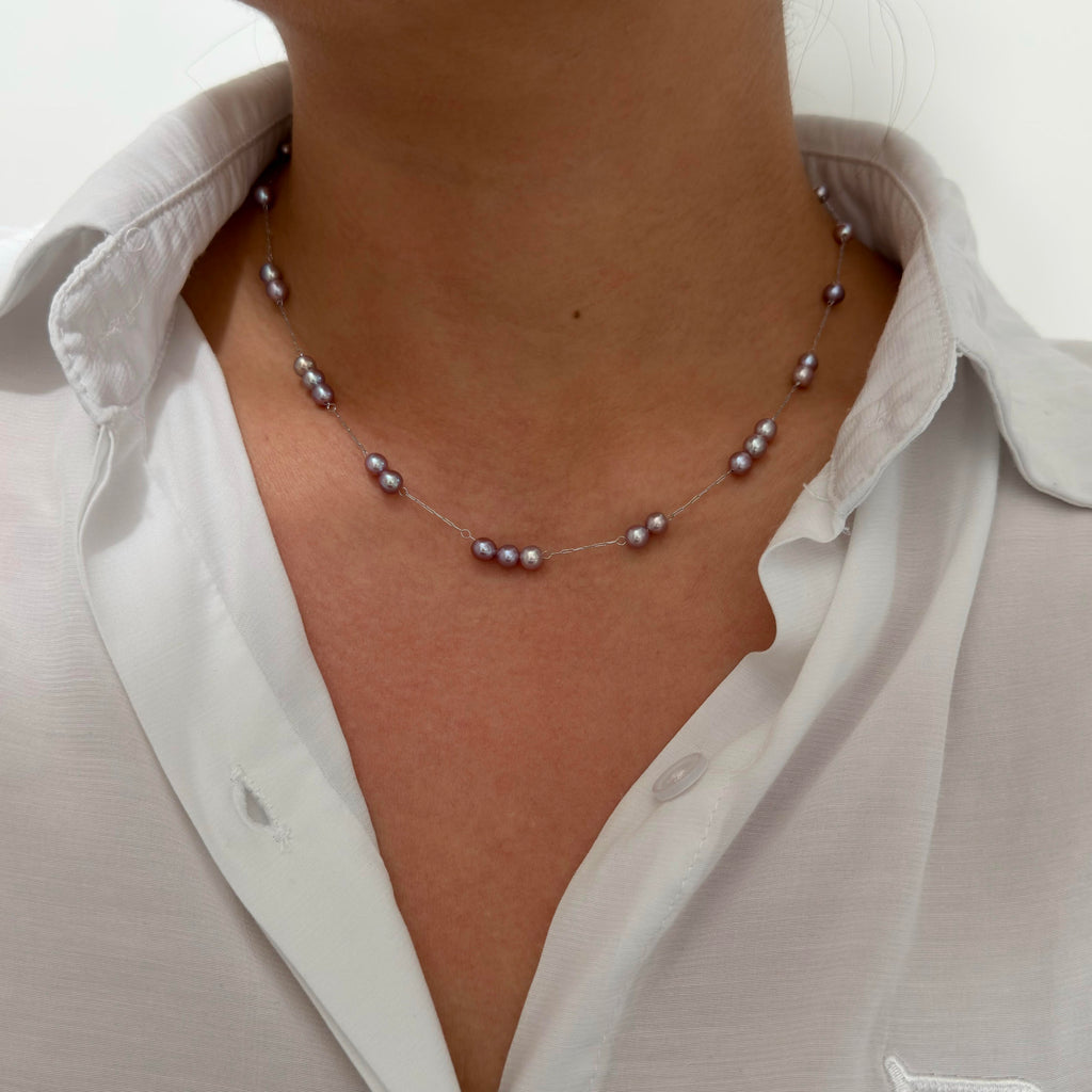 42 cm necklace featuring luminous 5 mm natural freshwater pearls.