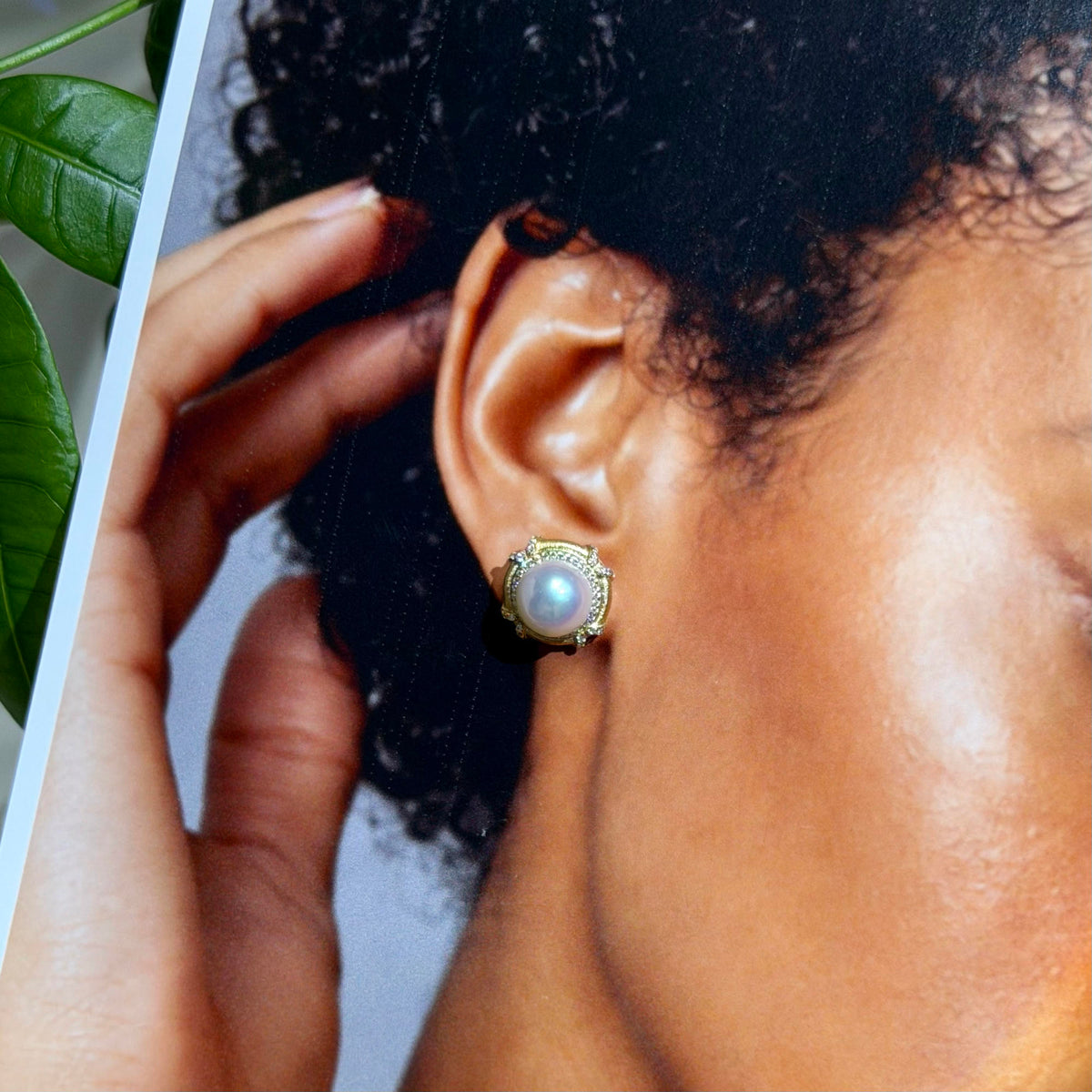 Vintage geometric pearl earrings with brushed gold details.