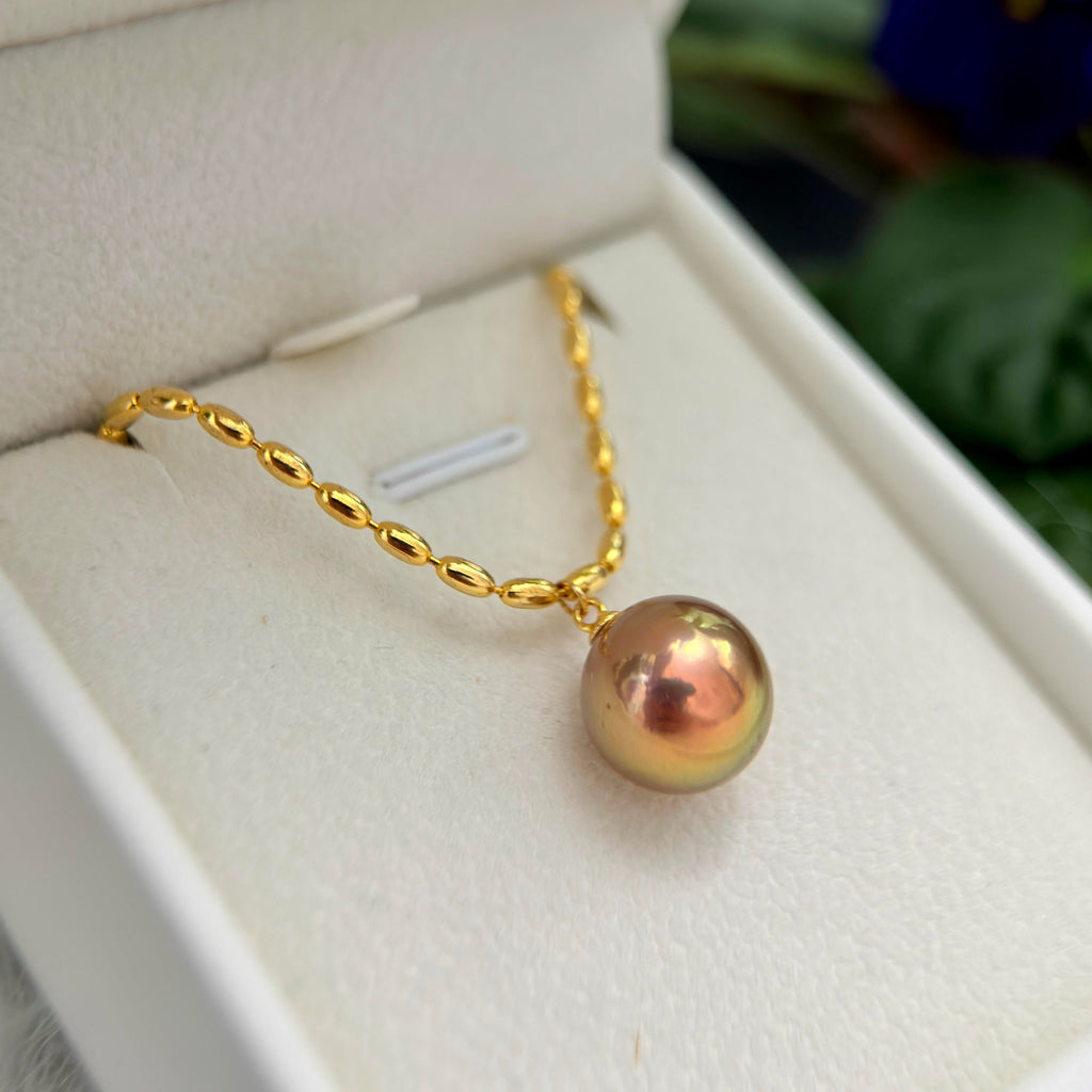 Minimalist single-pearl necklace designed for day-to-night styling.