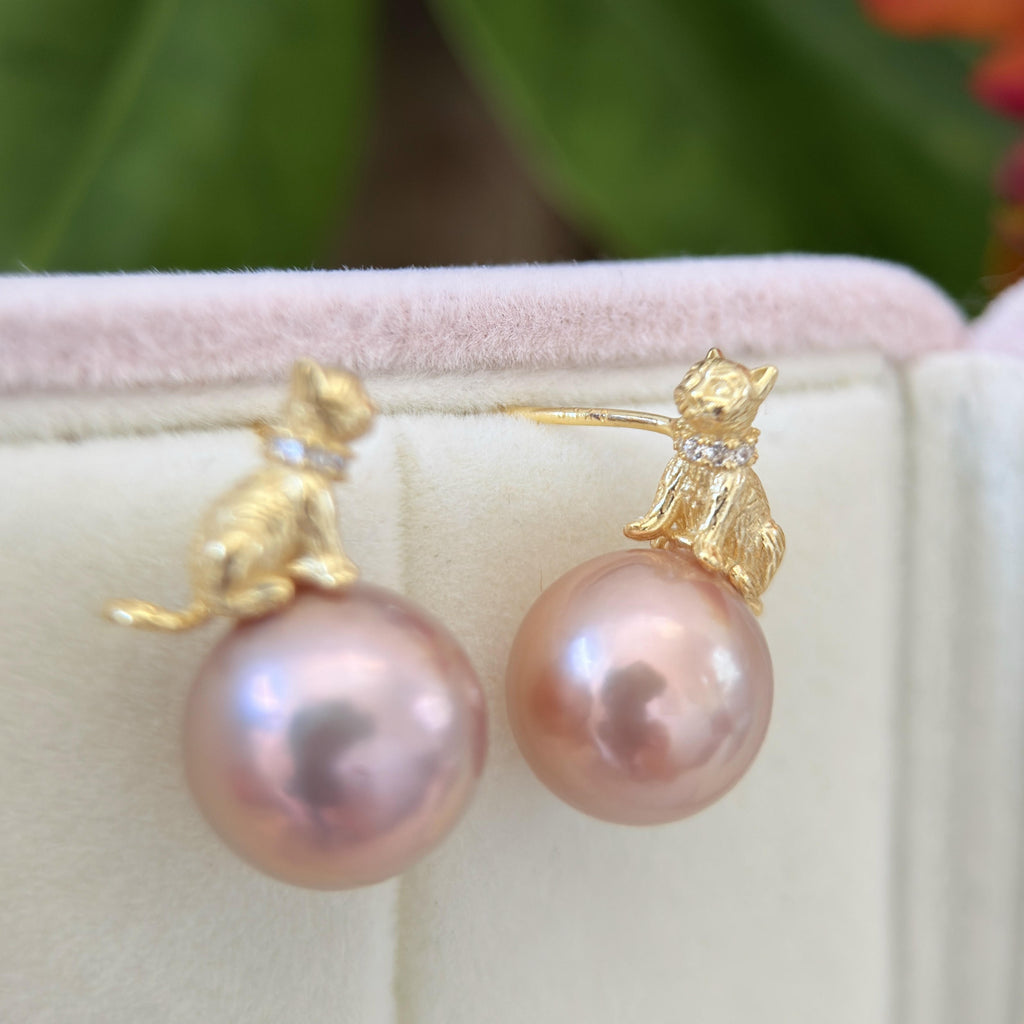 11.6mm Metallic Pink Pearl Cat Earrings – Green Halo Gold-Plated Drop Design