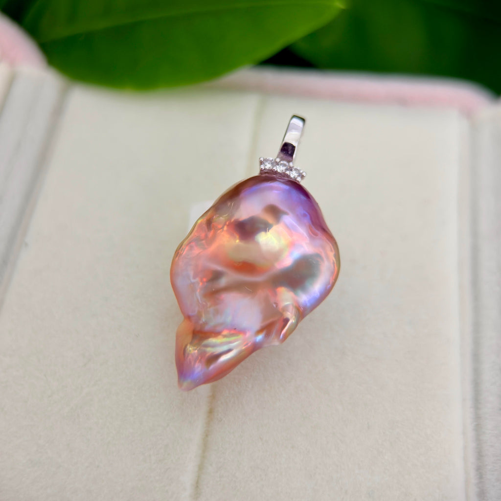 23 mm freshwater pearl pendant with vivid sunset-like iridescence.