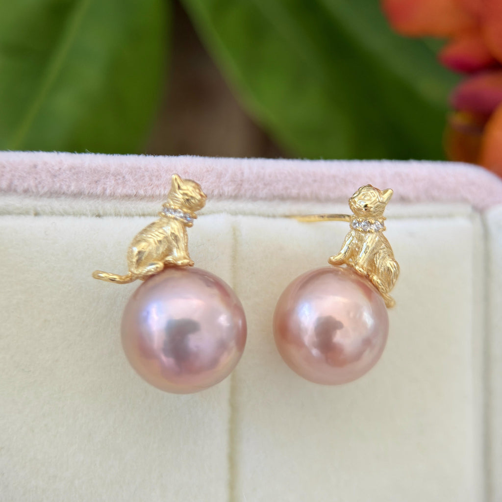 11.6mm Metallic Pink Pearl Cat Earrings – Green Halo Gold-Plated Drop Design