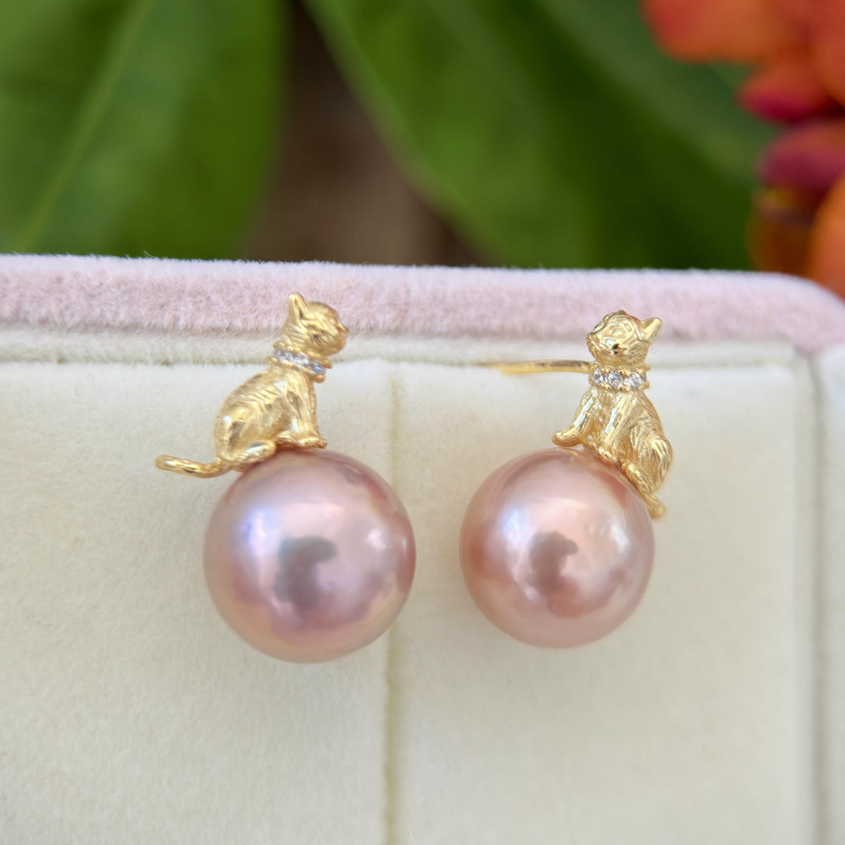 11.6mm Metallic Pink Pearl Cat Earrings – Green Halo Gold-Plated Drop Design