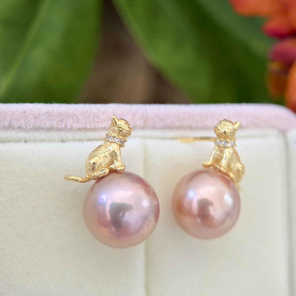 11.6mm Metallic Pink Pearl Cat Earrings – Green Halo Gold-Plated Drop Design