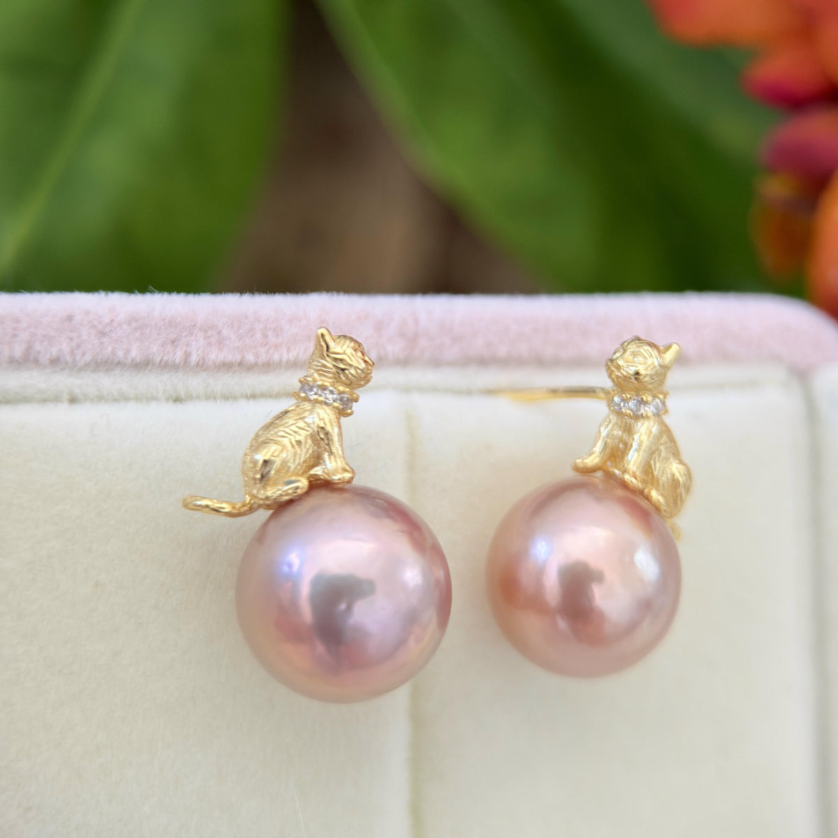 11.6mm Metallic Pink Pearl Cat Earrings – Green Halo Gold-Plated Drop Design