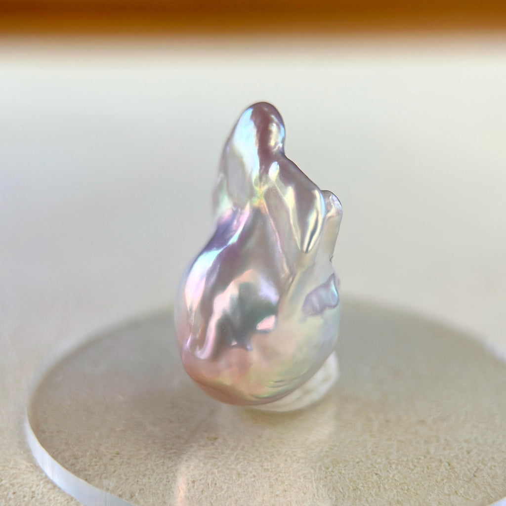 Mirror-luster pearl pendant with soft mint and blue tones.
