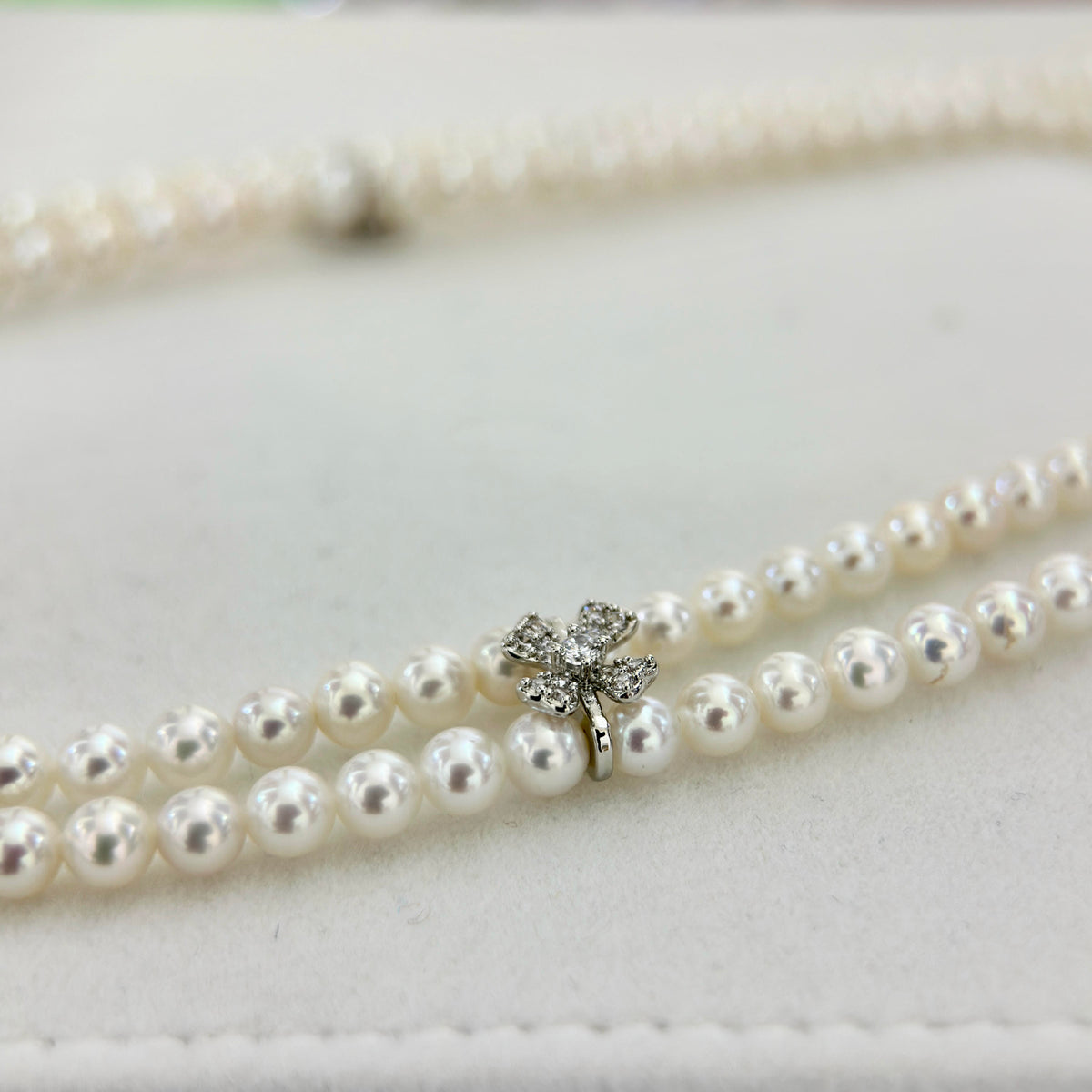 Regal double-strand choker featuring 4–5 mm white natural freshwater pearls.