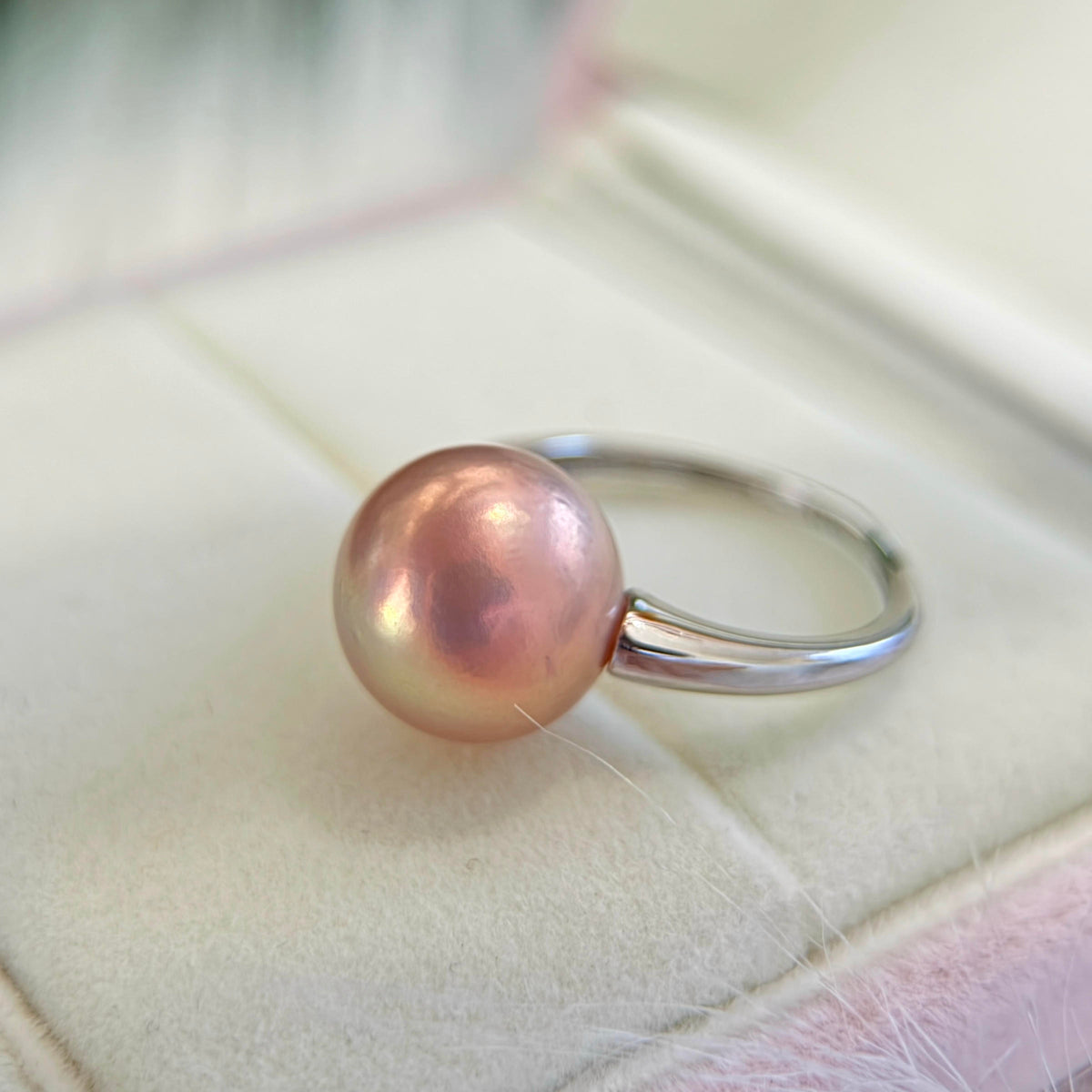 12.4mm Metallic Pink Pearl Ring – Golden Green Halo