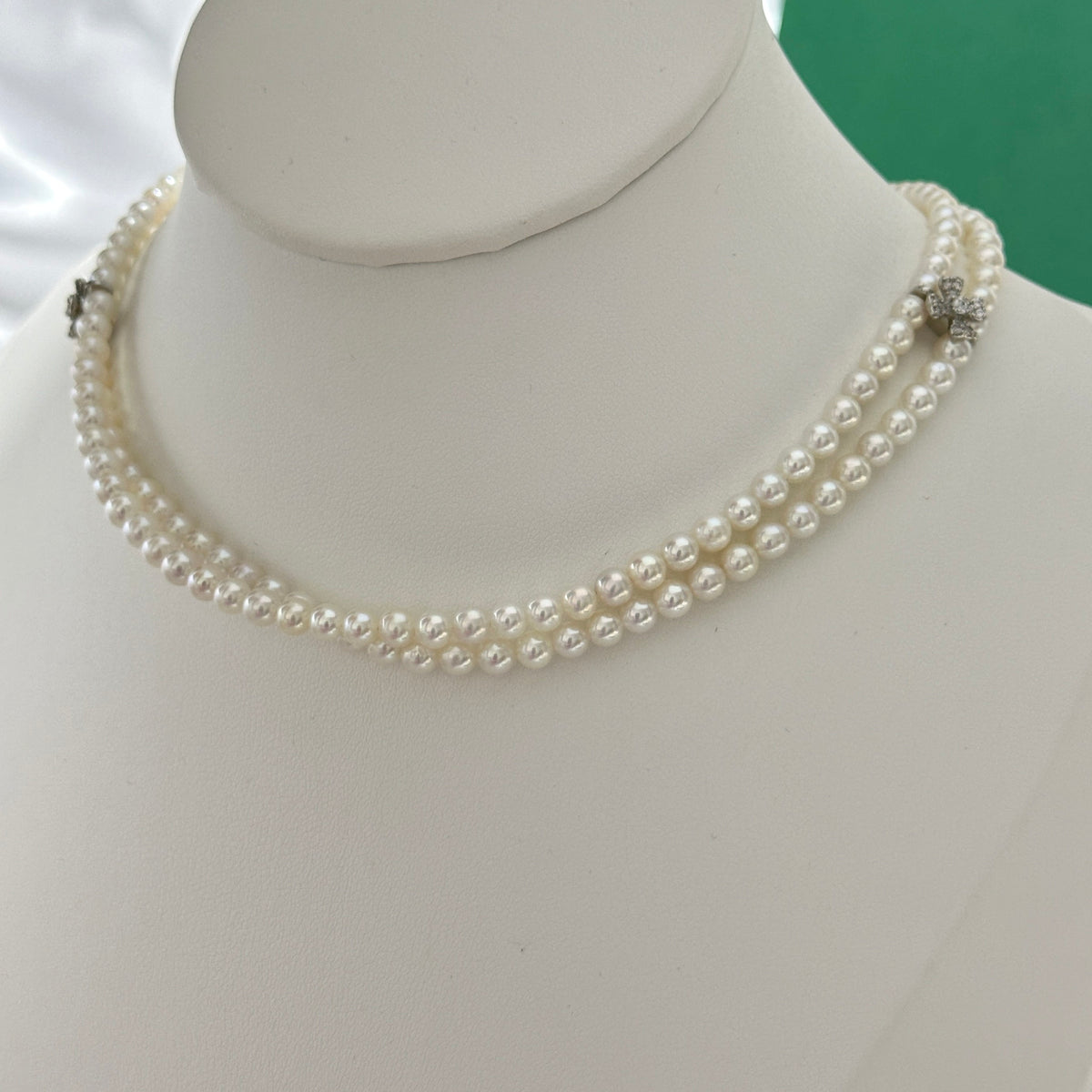 Natural freshwater pearl choker featuring bright 4 mm and 5 mm white pearls.