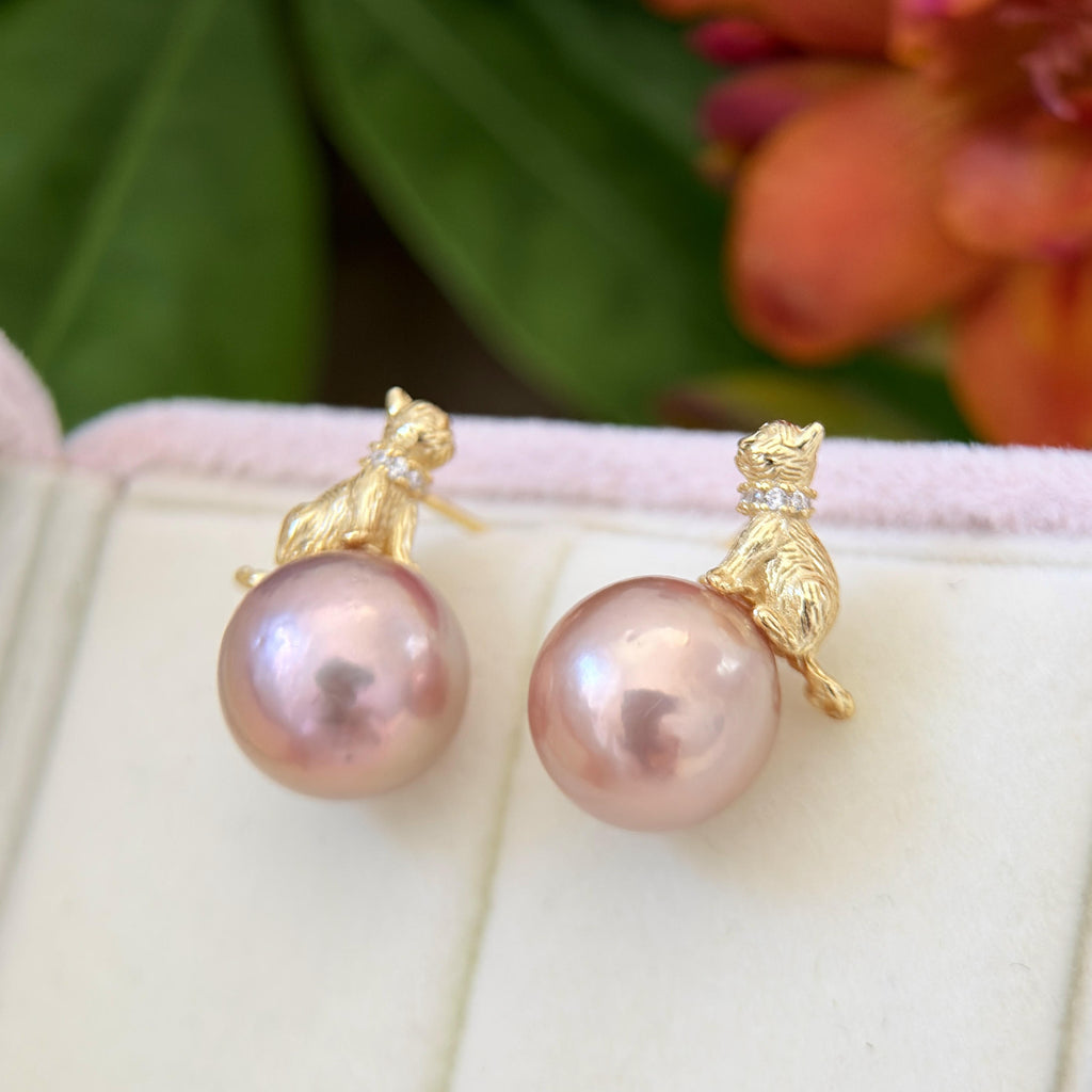 11.6mm Metallic Pink Pearl Cat Earrings – Green Halo Gold-Plated Drop Design