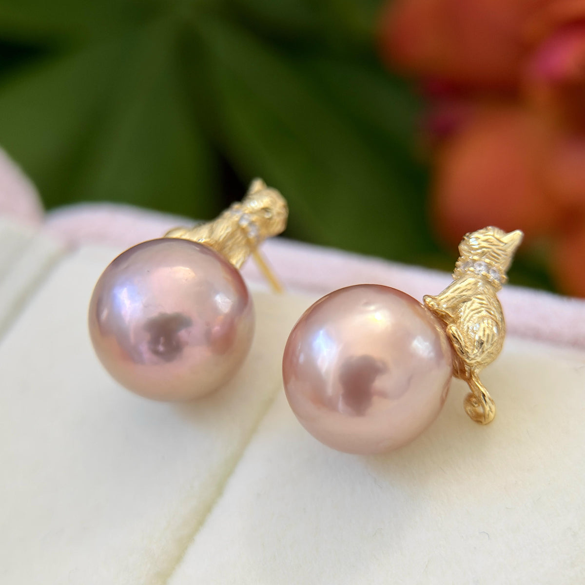11.6mm Metallic Pink Pearl Cat Earrings – Green Halo Gold-Plated Drop Design