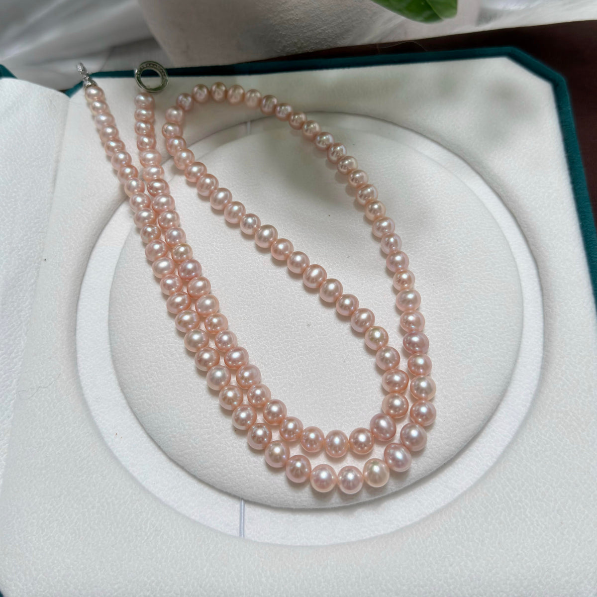 Romantic 90 cm light pink and purple freshwater pearl necklace displayed on a bust.