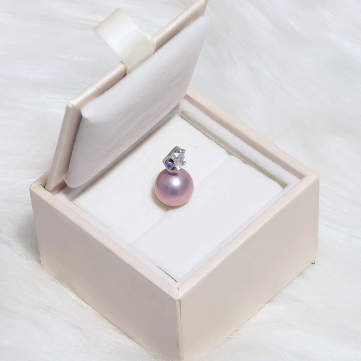 Princess pearl pendant