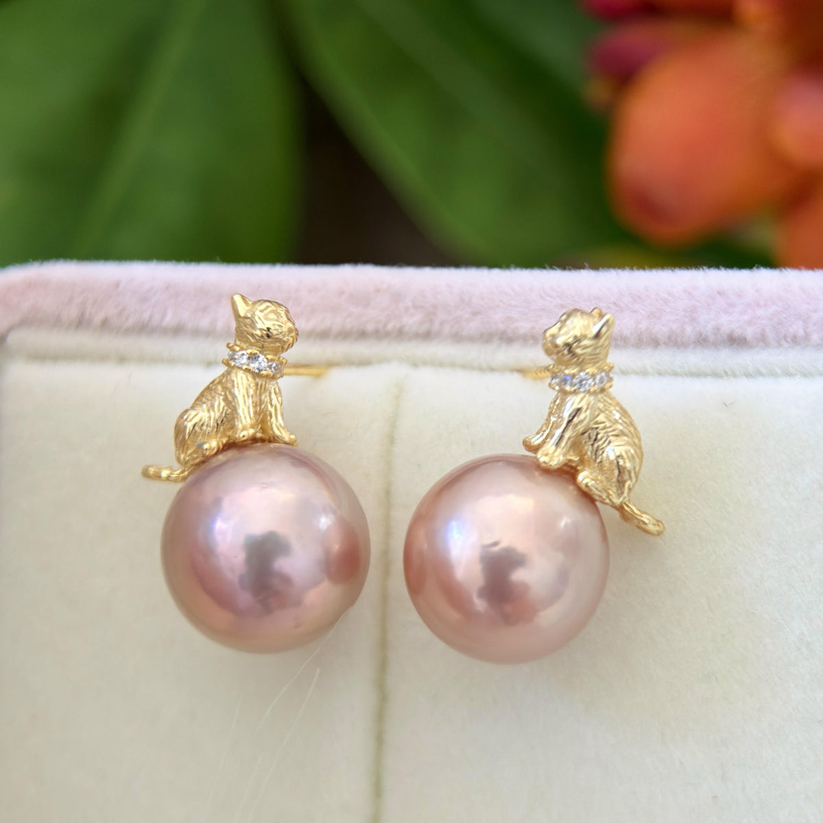 11.6mm Metallic Pink Pearl Cat Earrings – Green Halo Gold-Plated Drop Design