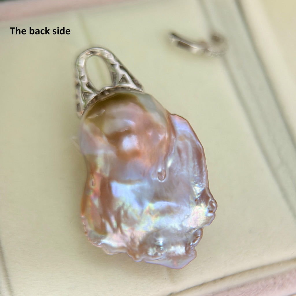 32 mm freshwater pearl pendant with an ethereal aurora-like colour effect.