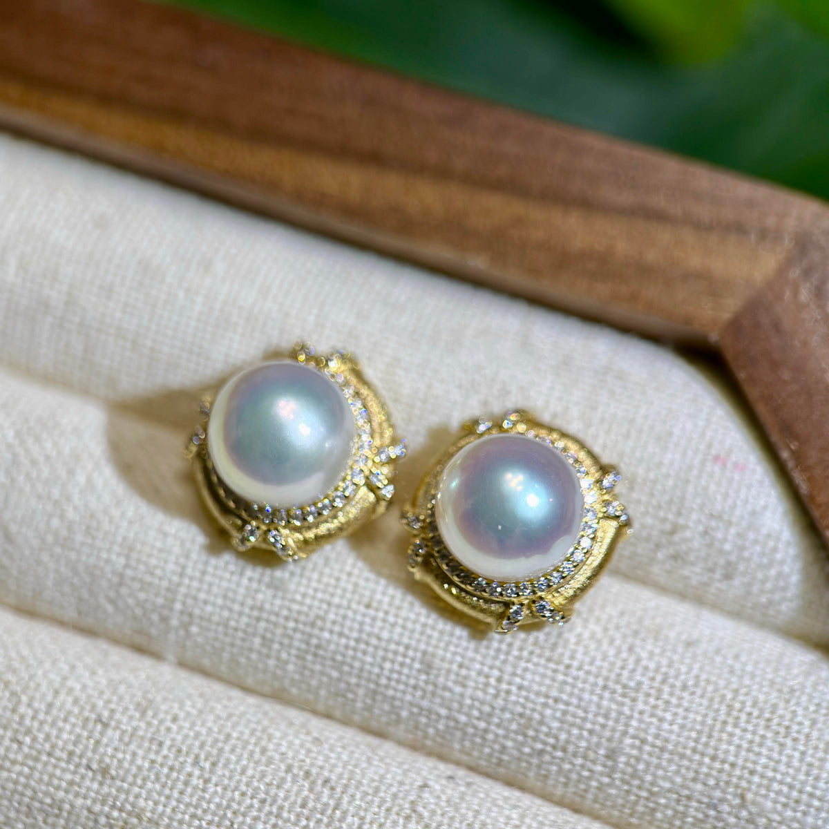 Flawless 9 mm freshwater pearl earrings with luminous surface.