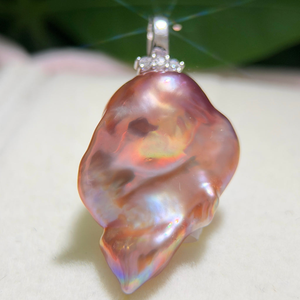 Purple and green halo baroque pearl pendant with mirror-like lustre.
