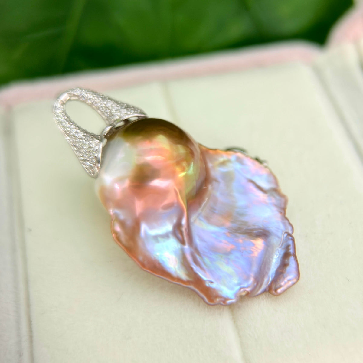 ulticolor pearl pendant with a dreamy statement design.