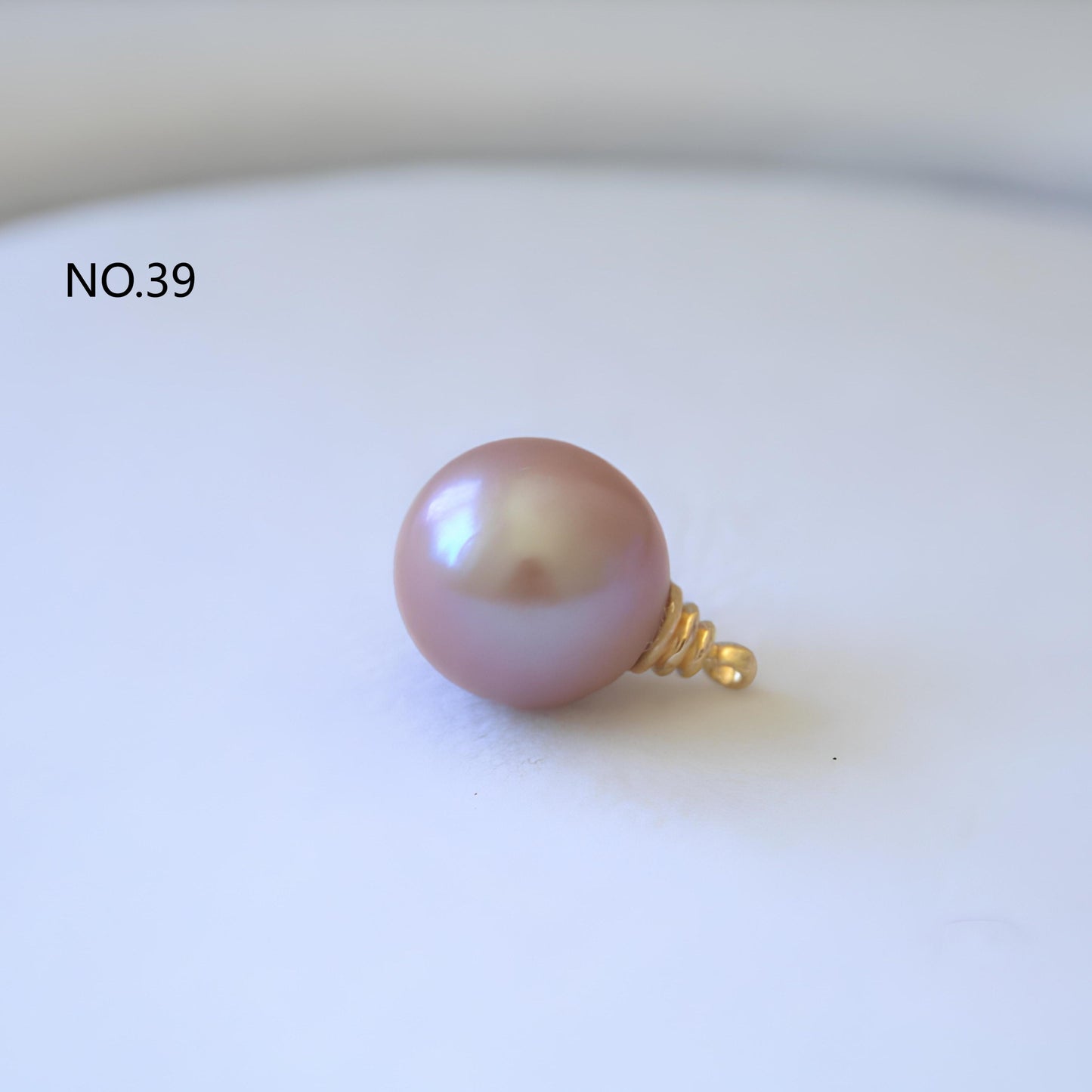 Light bulb natural pearl pendant