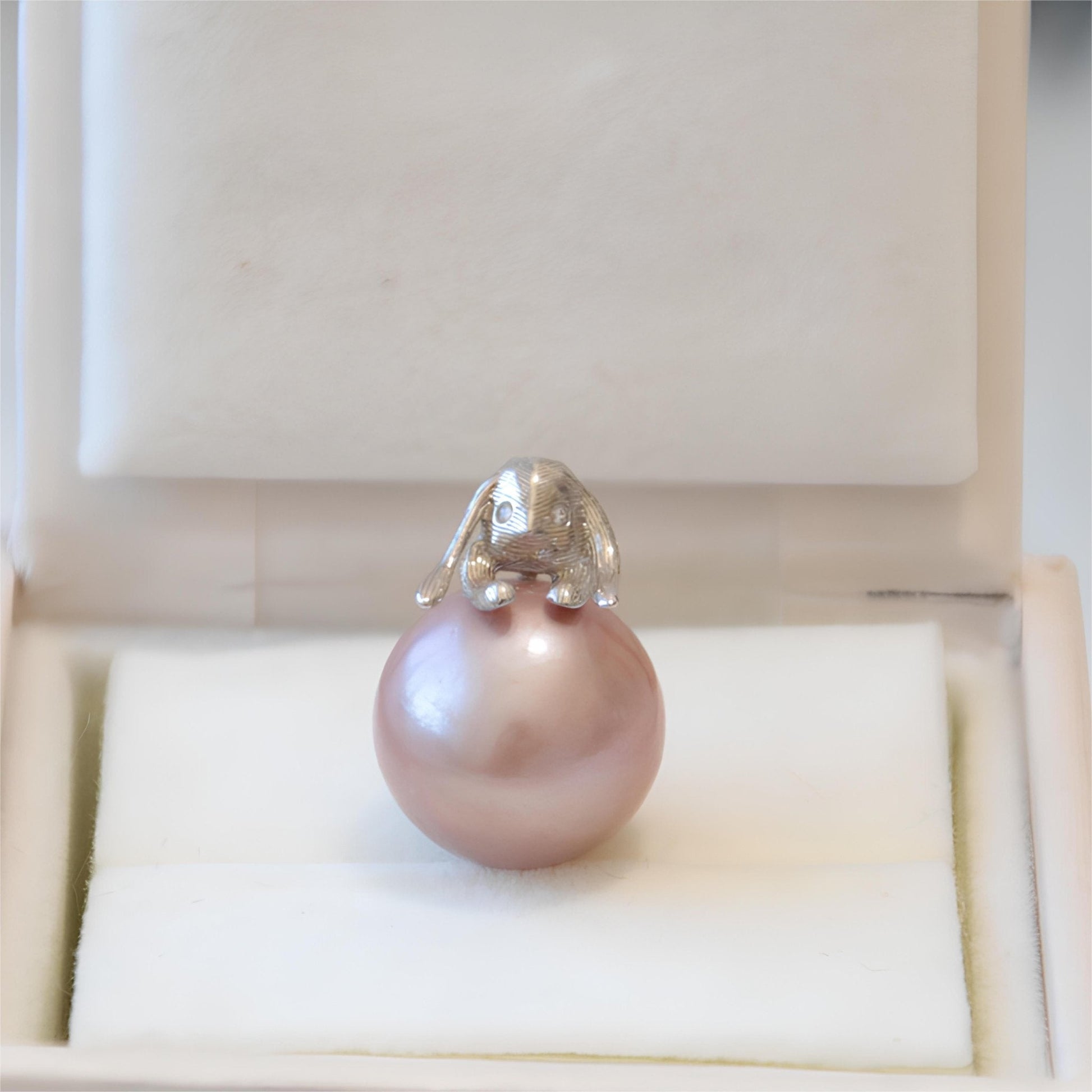 Bunny natural pearl pendant - Tricky Lucky