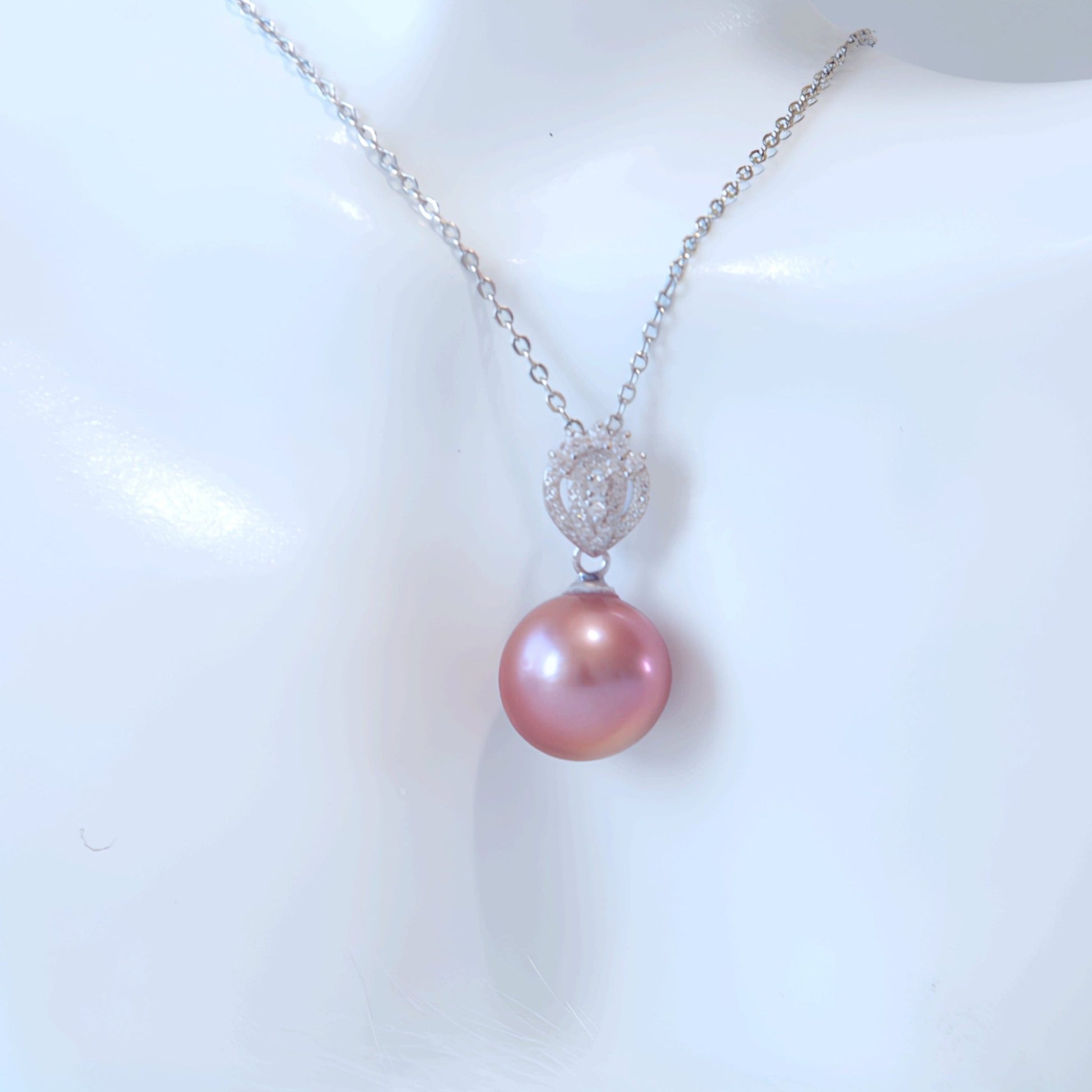 Elegant Gold - red pearl pendant - Tricky Lucky