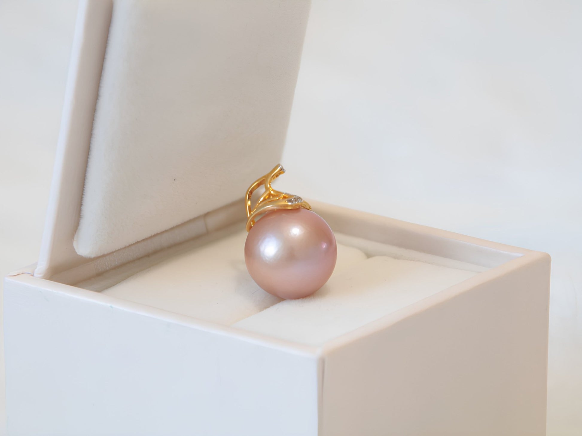 Golden Leaf Pearl Necklace Pendant - Tricky Lucky