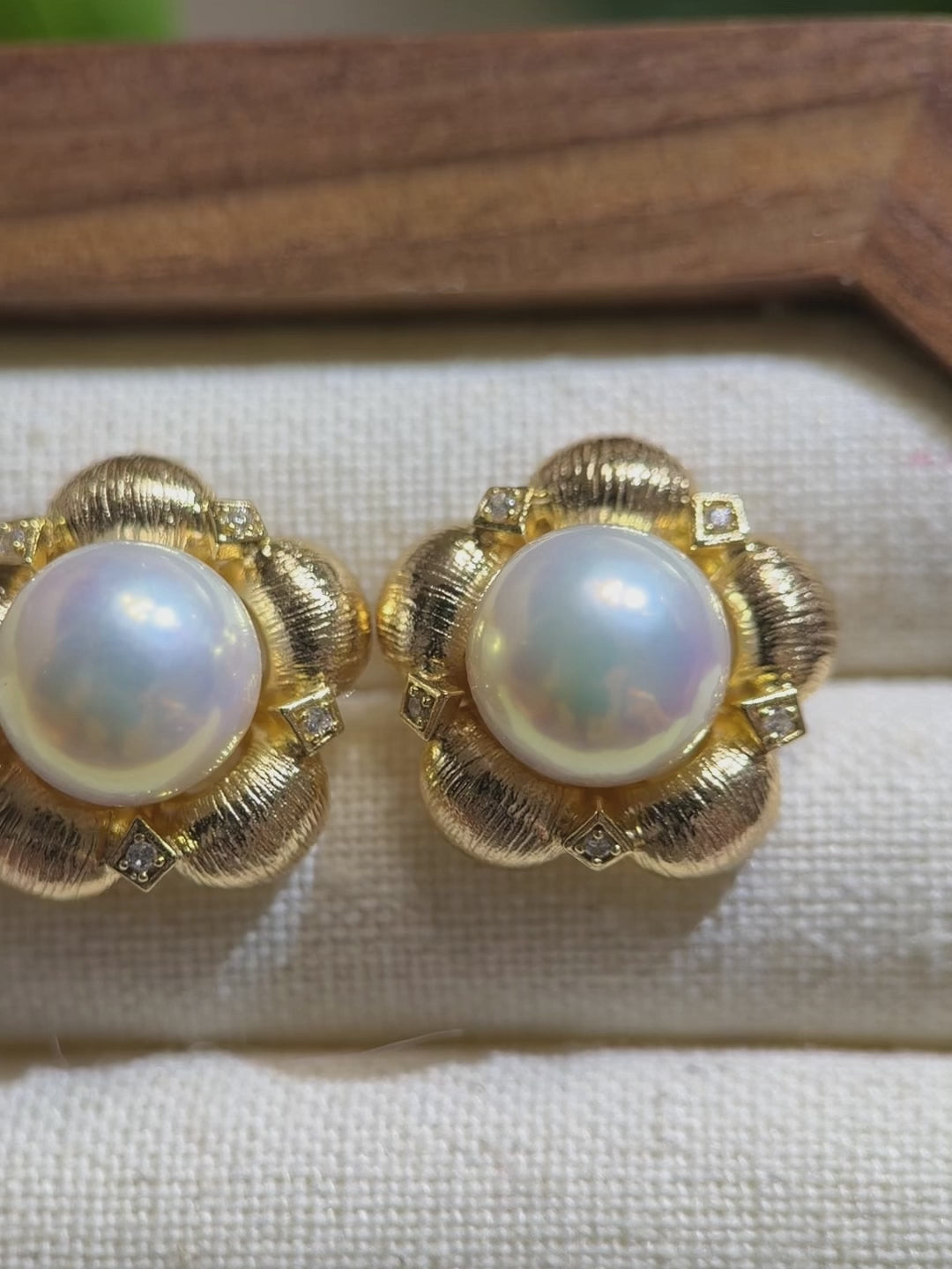 High-lustre white freshwater pearl earrings with floral frame.
Romantic gold floral earrings with natural freshwater pearls.