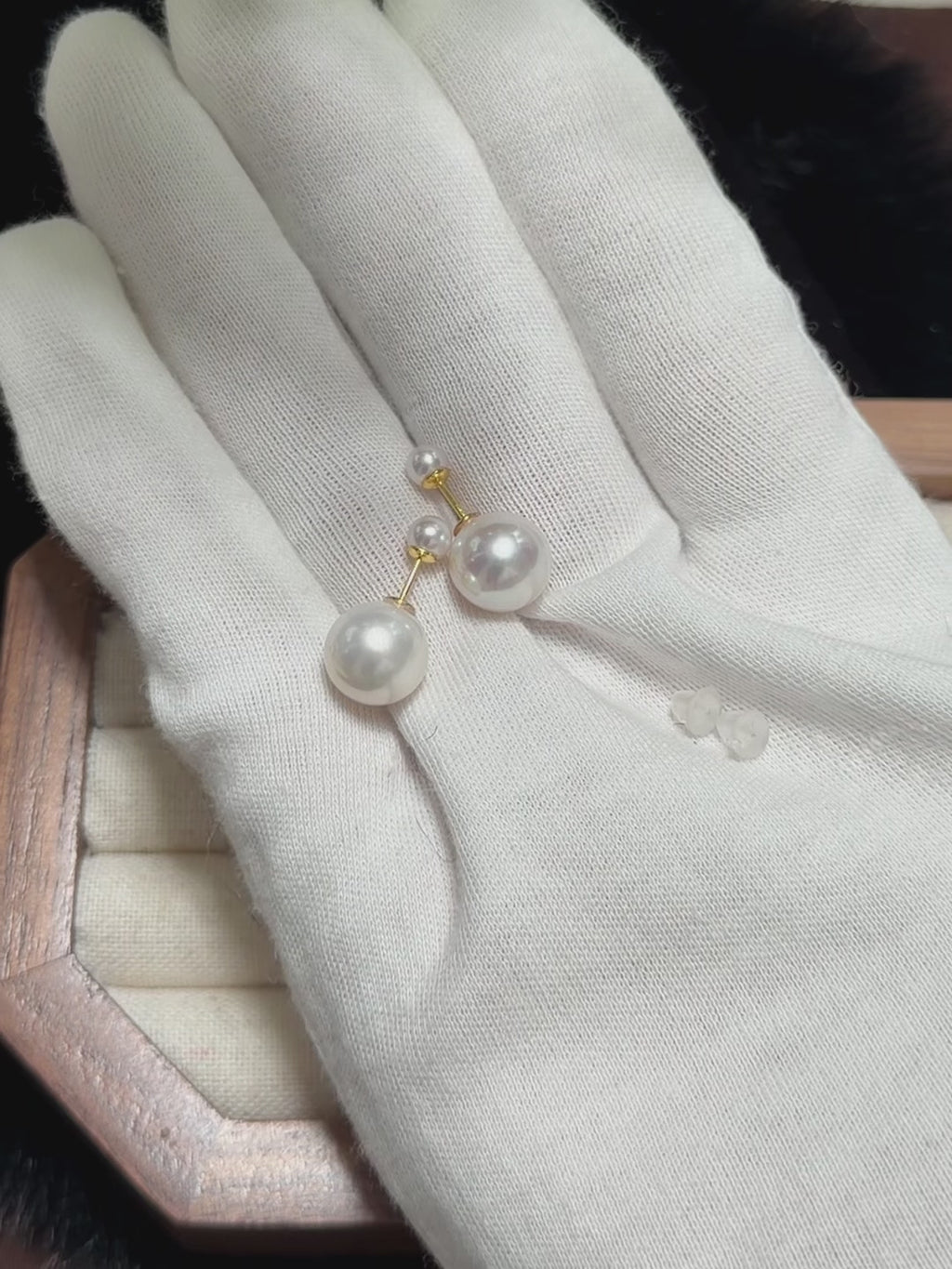 Freshwater pearl earrings with a detachable two-way wearing design.