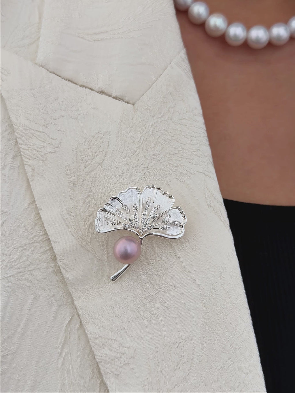 11.6mm Pink-Purple Pearl Ginkgo Leaf Convertible Brooch Pendant – 18K White Gold Plated